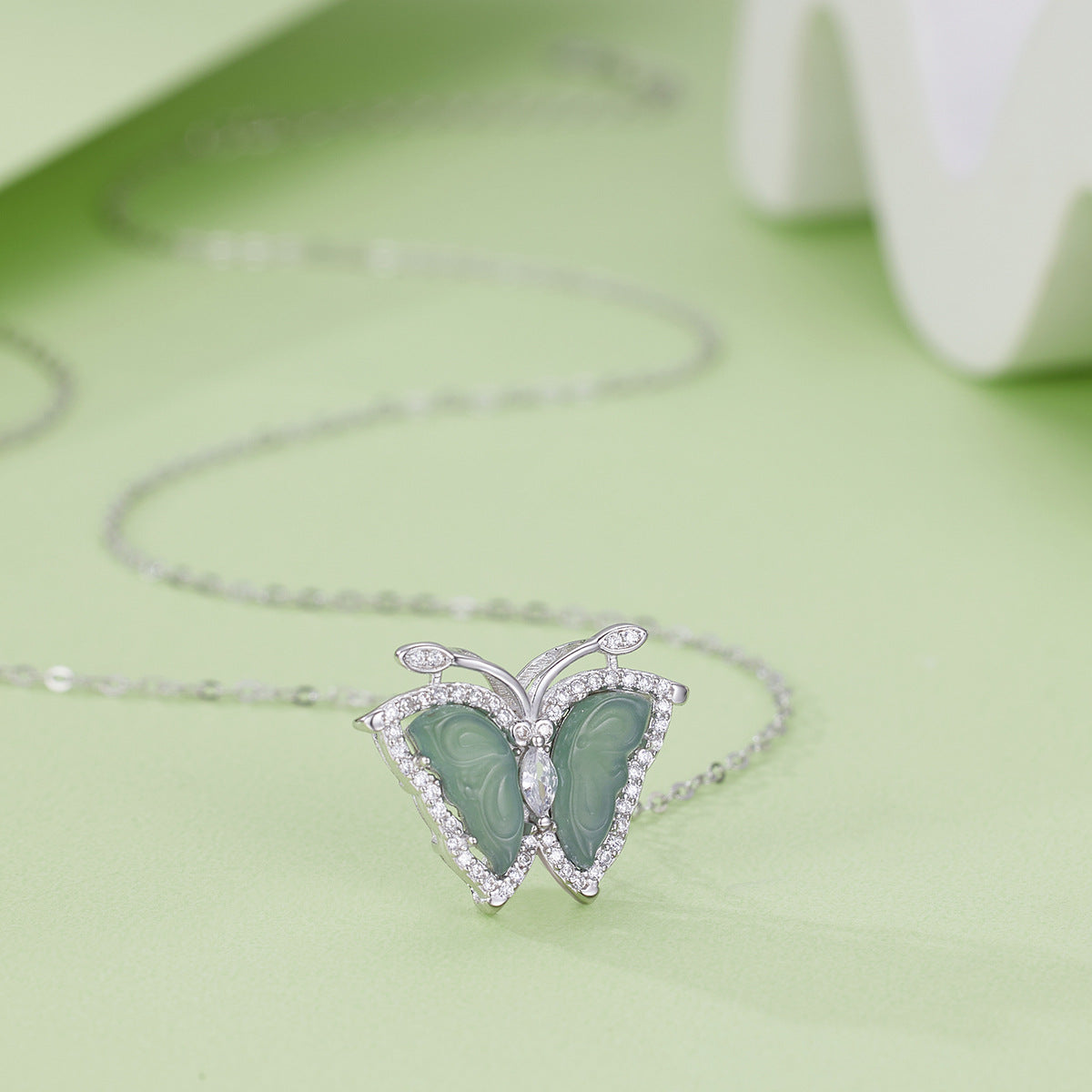 Damen Halskette mit kunstvollem Schmetterlingsanhänger aus grünem Jade und funkelnden Zirkonia Shop Nory
