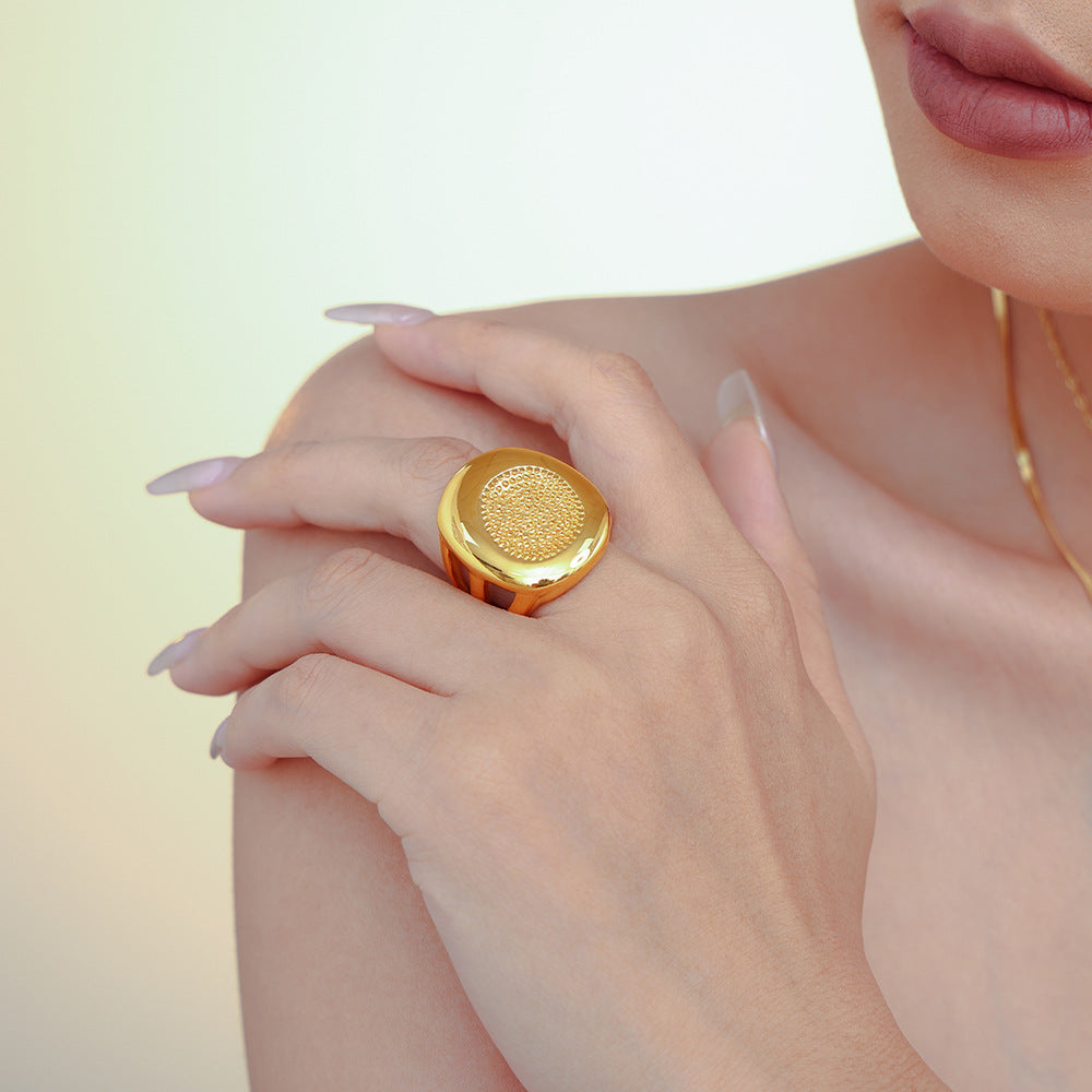 Damen Titanstahlring mit luxuriösem Goldfinish und strukturiertem Design Shop Nory