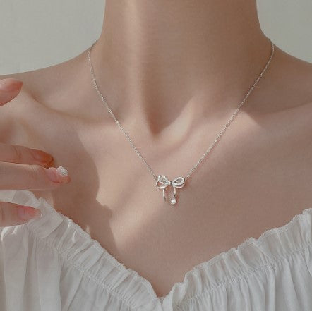Damen Halskette mit filigranem Schleifenanhänger und funkelndem Zirkon Shop Nory