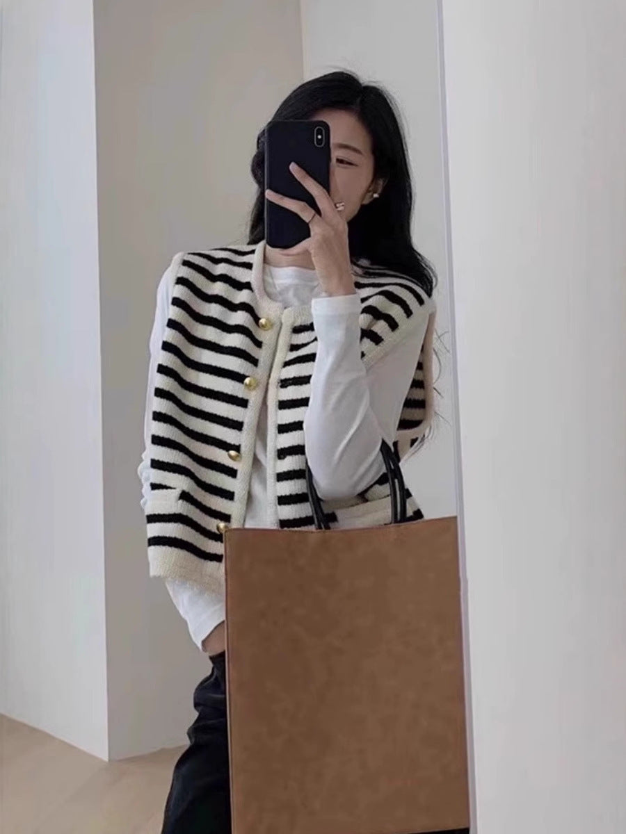 Damen Kurzgeschnittene gestreifte Strickweste mit goldfarbenen Knöpfen und aufgesetzten Taschen Shop Nory