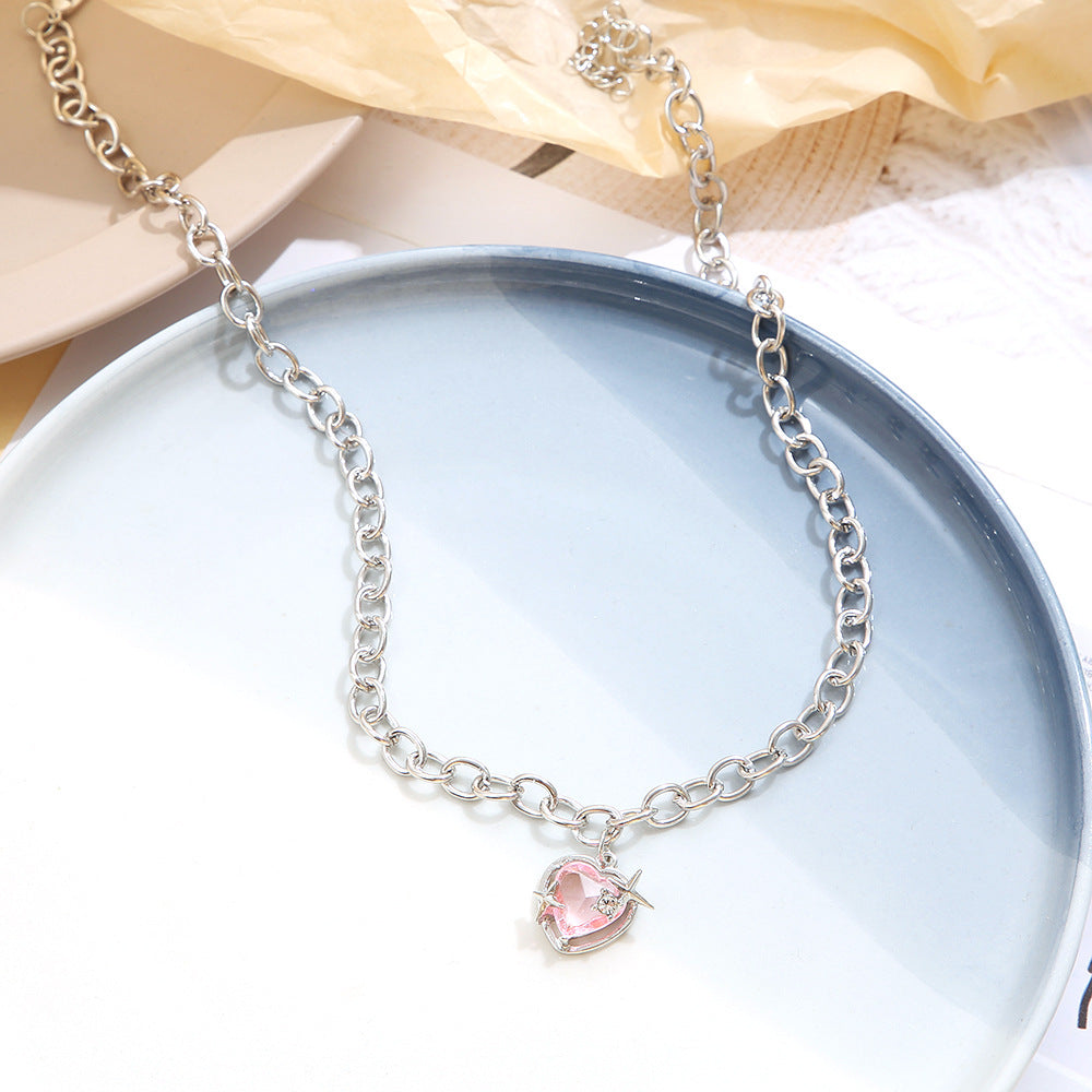 Damen Halskette mit herzförmigem Kristall und eleganter Spiralauflage Shop Nory