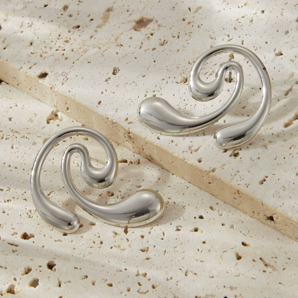 Damen Ohrstecker im modernen, skulpturalen Design Shop Nory
