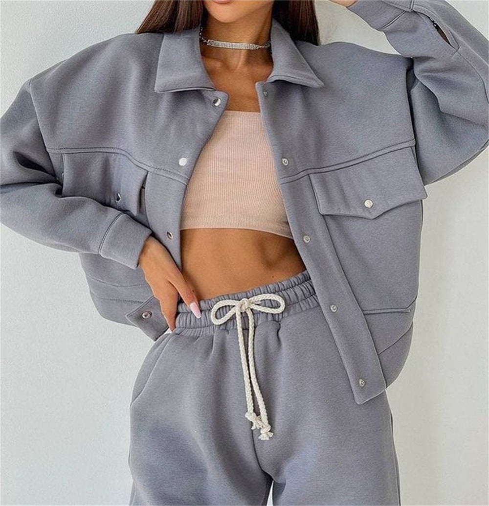 Damen sportliches Freizeit-Set mit trendiger Jacke und bequemen Jogginghosen