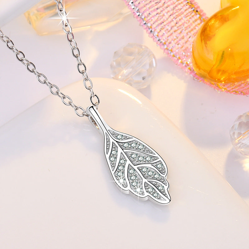 Damen Halskette mit filigranem Blätterdesign und funkelnden Zirkonia Shop Nory