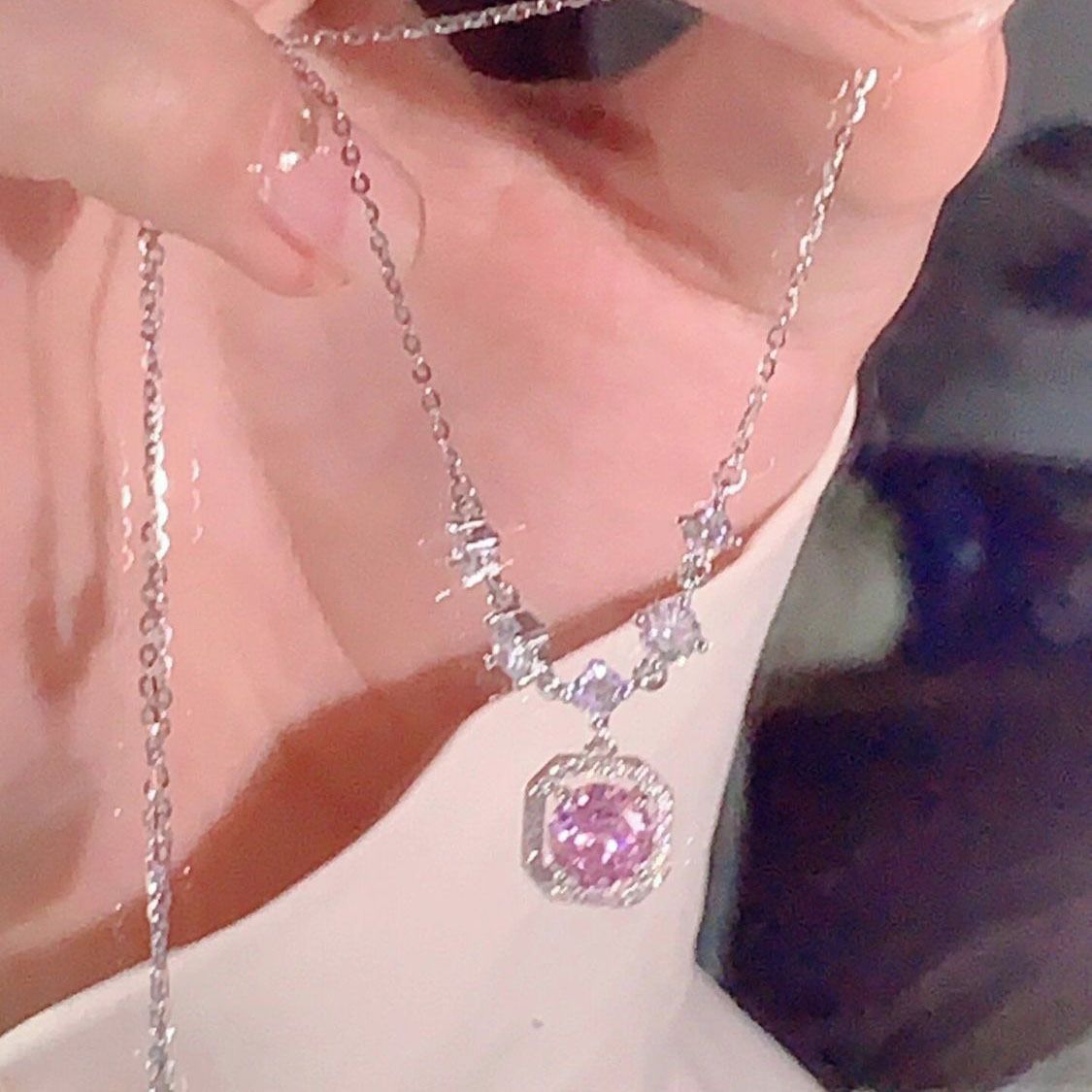 Damen Zarte Halskette mit funkelndem Kristallanhänger und eleganter Detailverarbeitung Shop Nory