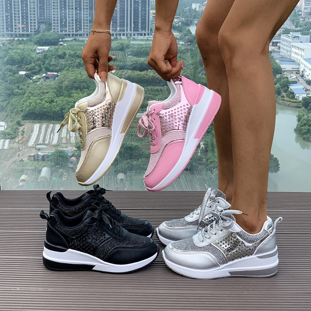 Damen stylische Keil-Sneaker mit metallischer Optik großflächigen Ziersteinen und gepolstertem Komfortfußbett Shop Nory