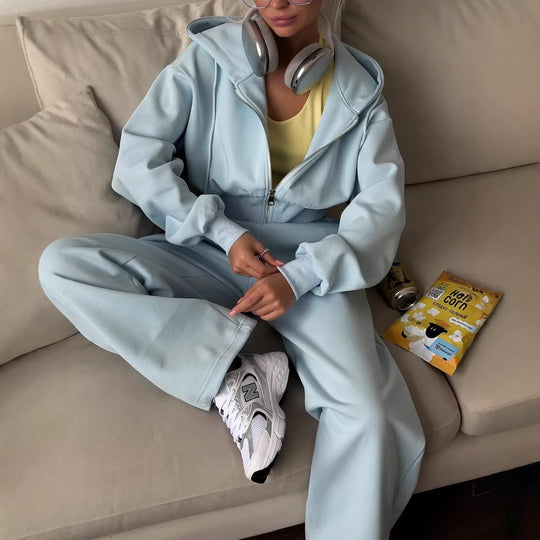 Damen gekürztes Reißverschluss-Hoodie mit Kapuze und hochgeschnittene Relax-Jogginghose mit elastischem Bund Shop Nory