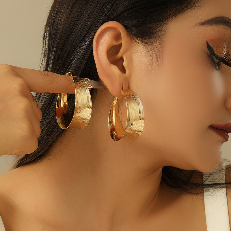 Damen Creolen im eleganten und geschwungenen Design Shop Nory