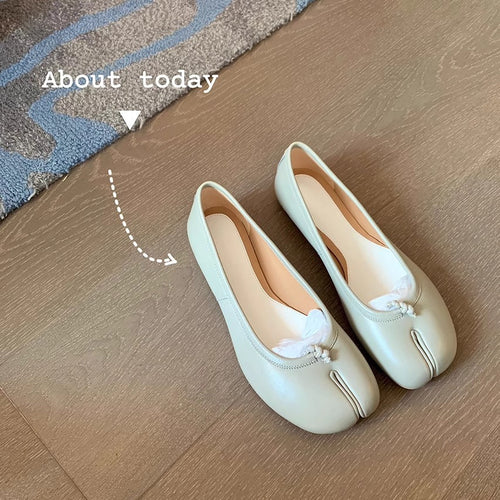 Damen Ballerinas mit glänzender Oberflächenstruktur und zierlicher Schleifenverzierung