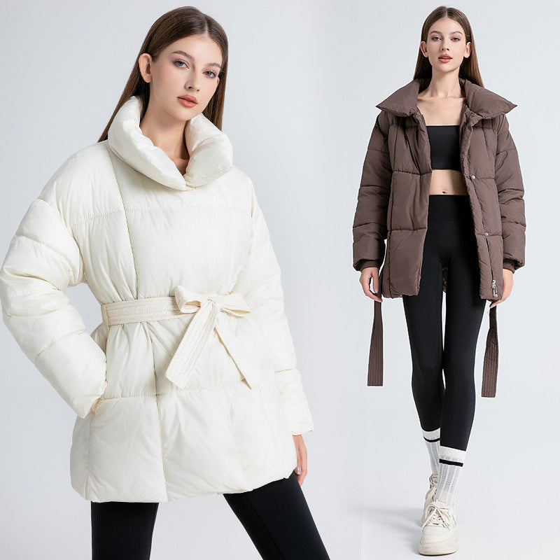 Damen nan kurze wattierte Jacke mit hohem Stehkragen, Taillengürtel und Eingrifftaschen Shop Nory