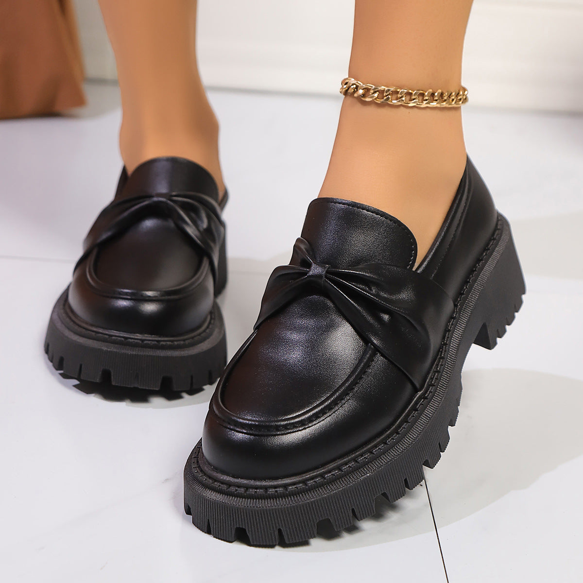Damen Mokassins mit robustem Plateau und elegantem Riemendesign