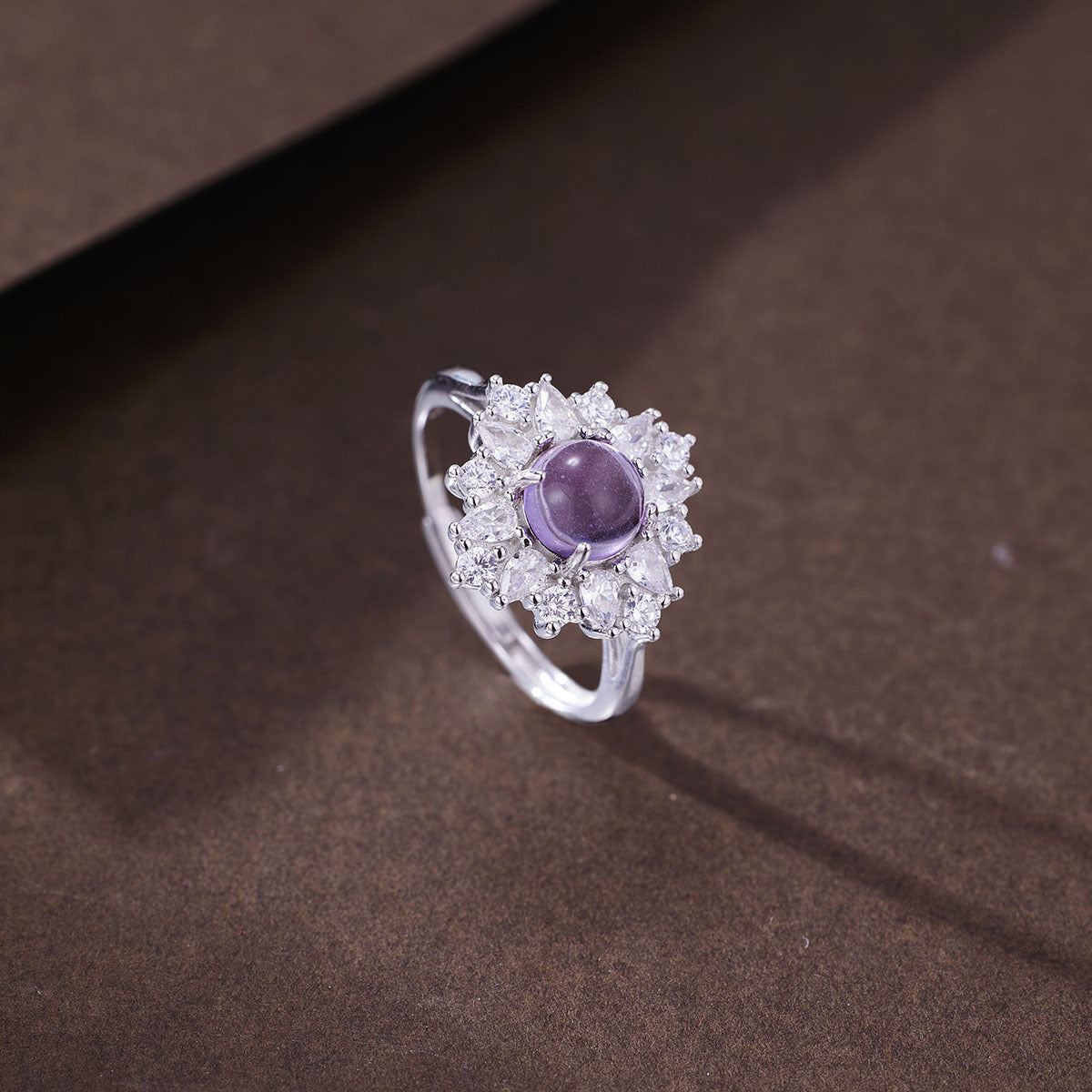 Damen Ring mit funkelndem lila Edelstein und exquisiten Kristallverzierungen Shop Nory