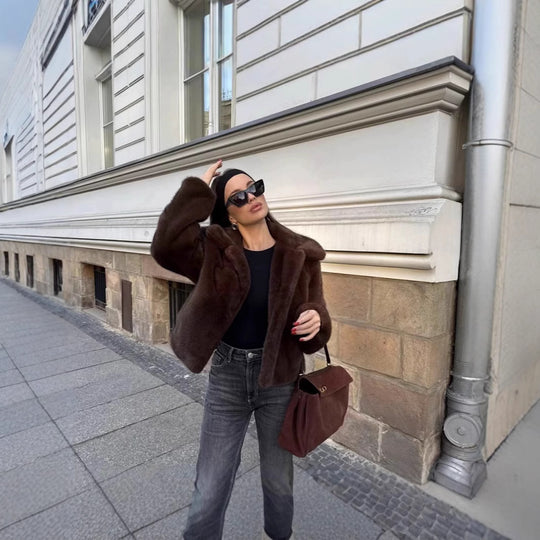 Damen Kurzer boxy Kunstfell‑Blouson mit klassischem Reverskragen und seidiger Fütterung Shop Nory