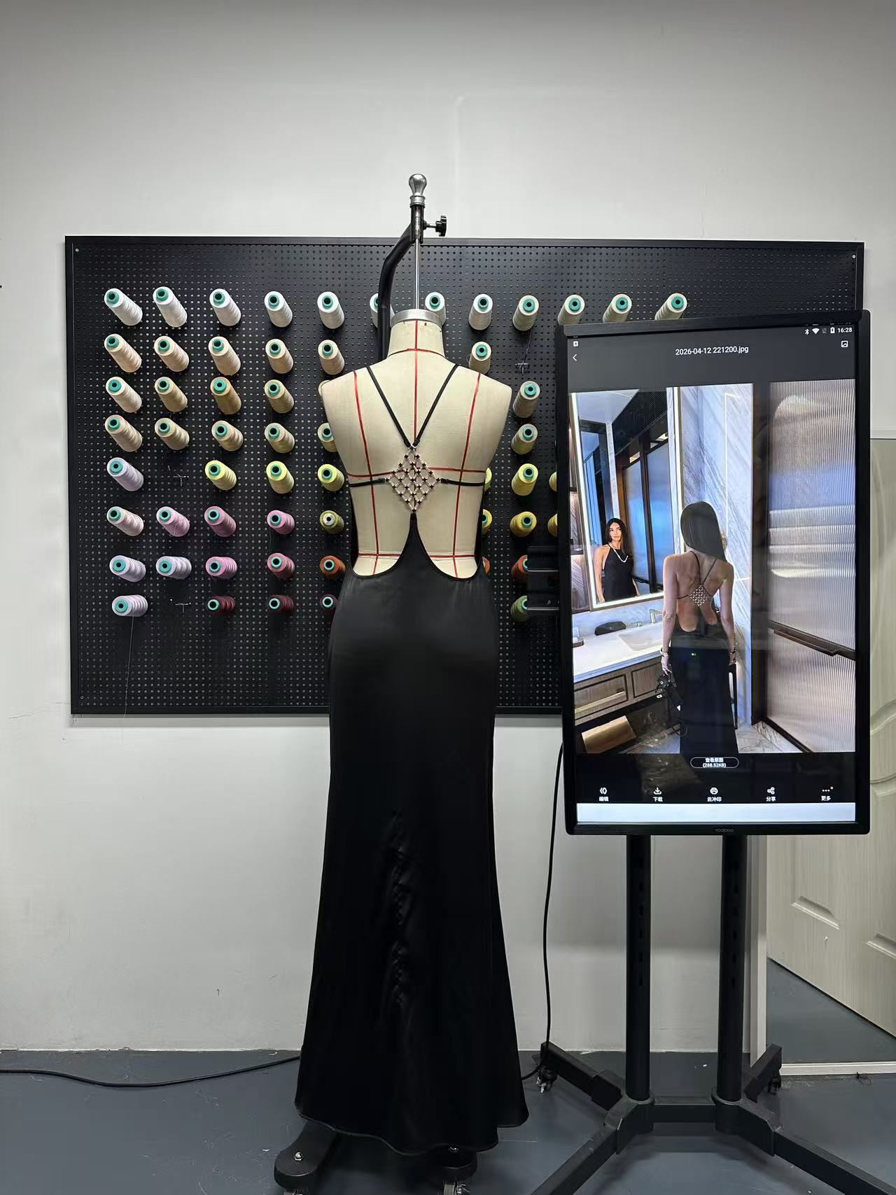 Damen elegantes Maxikleid mit raffiniertem Rückenausschnitt und schimmerndem Material Shopnory