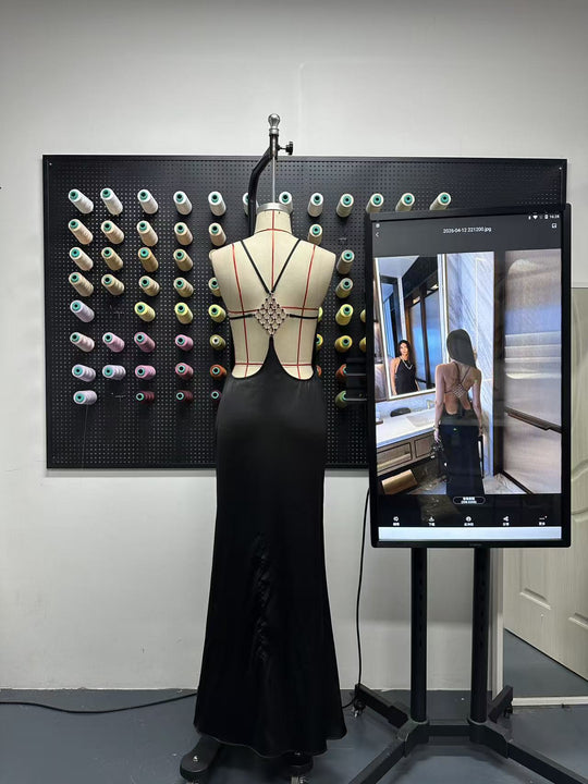 Damen elegantes Maxikleid mit raffiniertem Rückenausschnitt und schimmerndem Material Shopnory