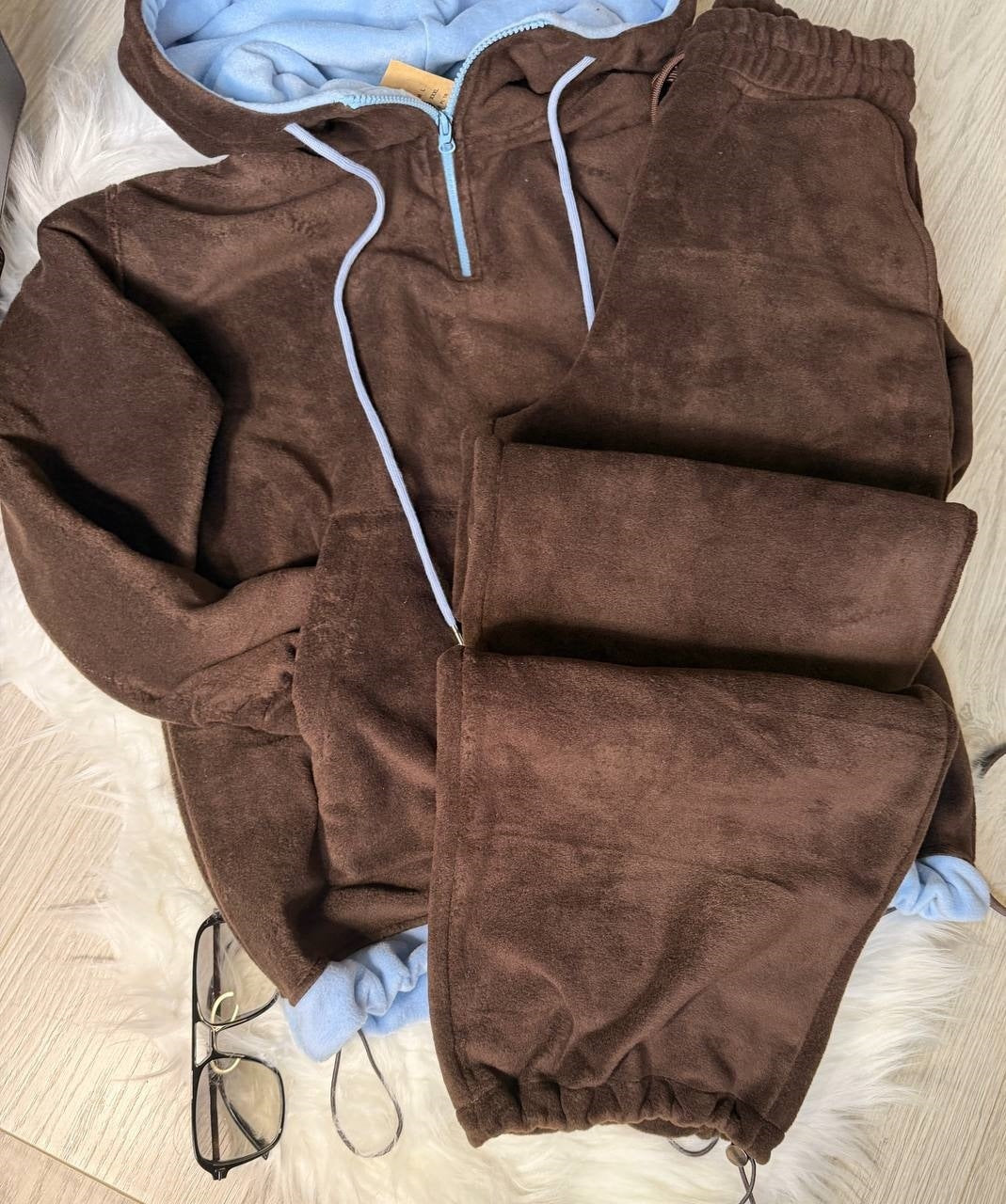 Damen Fleece-Loungewear-Set mit halbem Frontzip, gefütterter Kapuze und hochgeschnittener Komforthose Shop Nory