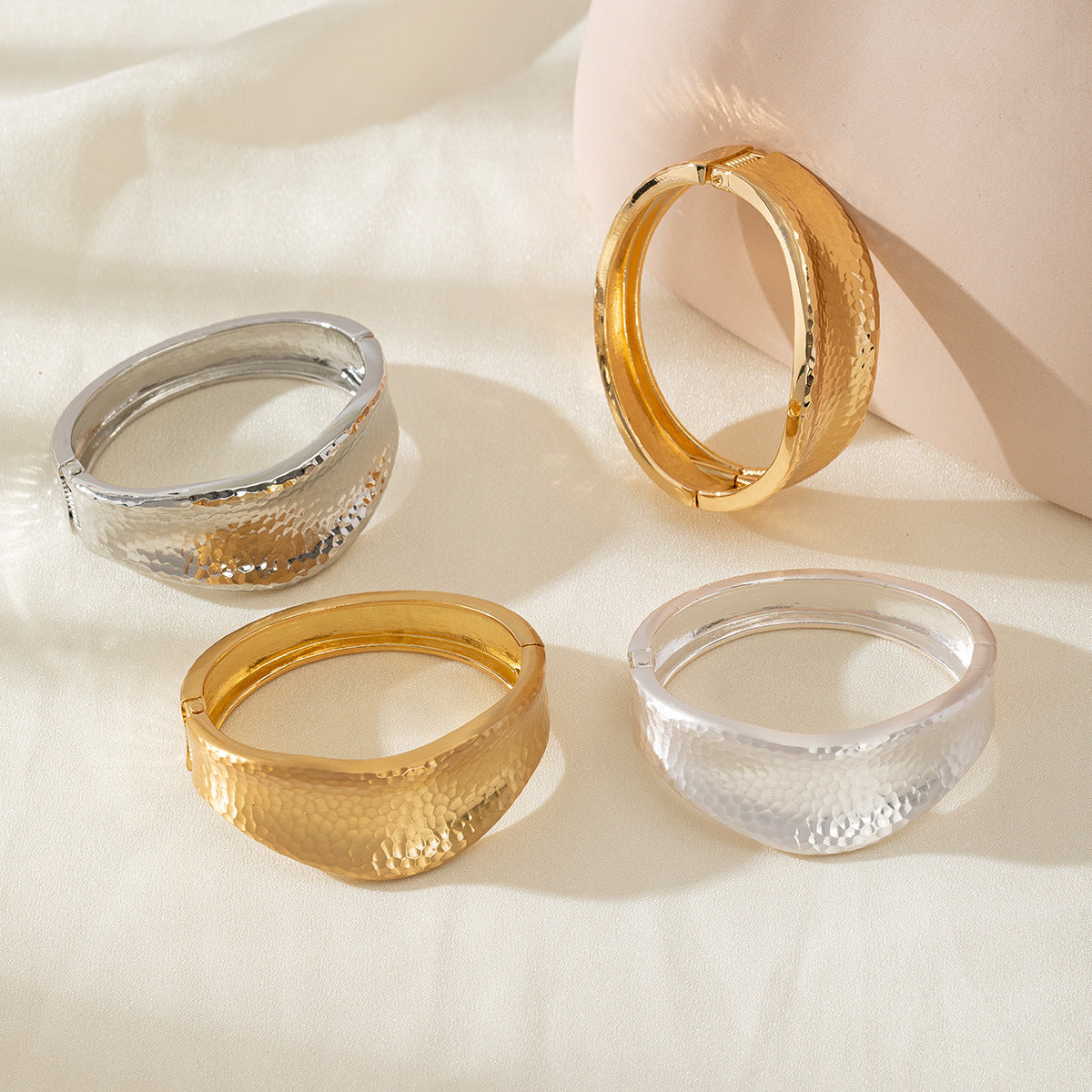 Damen Armreif mit modernem, strukturiertem Design Shop Nory