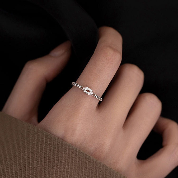 Damen filigraner Ring mit kunstvoll gestaltetem Zirkonia-Akzent Shop Nory