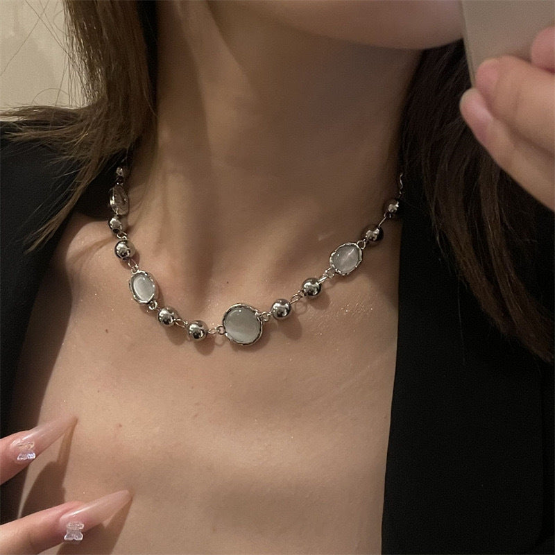 Damen Halskette mit funkelnden Perlen und eleganten Anhängern Shop Nory