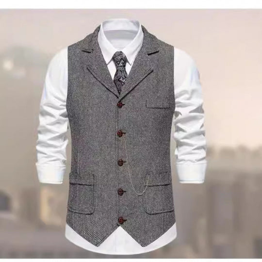 Herren Taillierte Anzugweste mit Schalkragen‑Optik, Pattentaschen und dekorativer Uhrenkette Shop Nory
