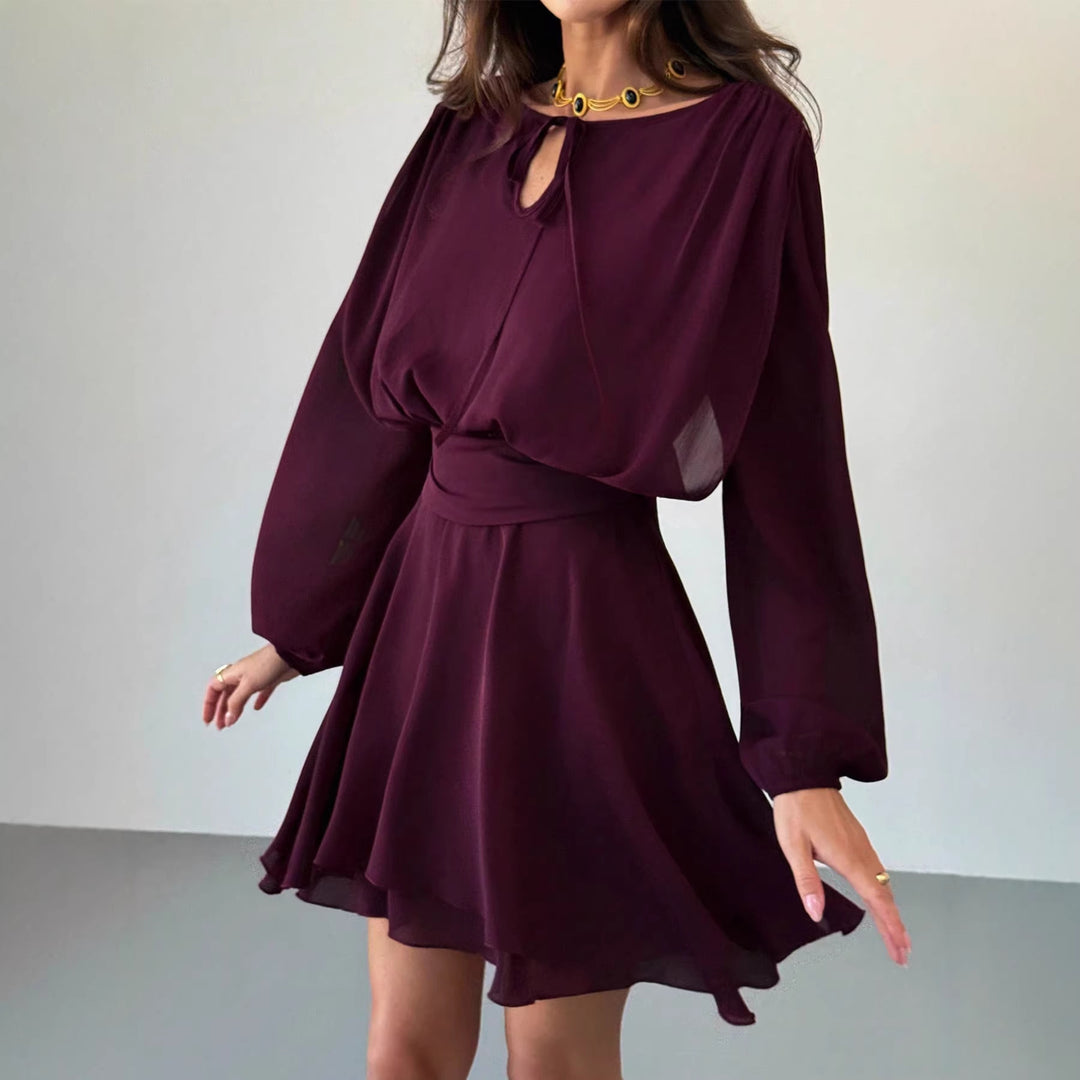 Damen Elegant fließendes Chiffon‑Kleid mit geraffter Taillenpasse, langen Ballonärmeln und Bindekragen Shop Nory
