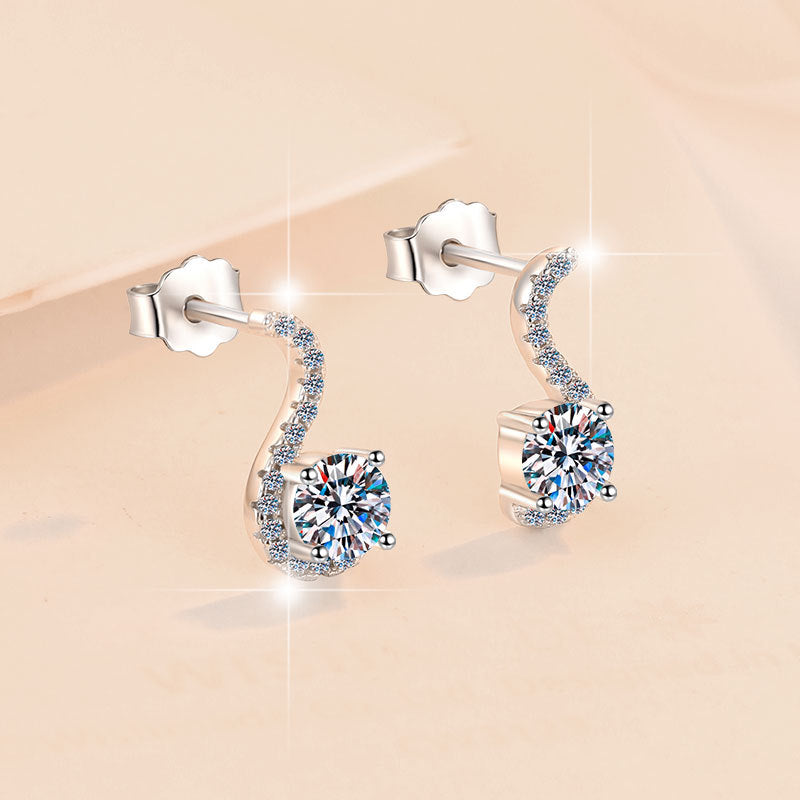 Damen Ohrringe mit funkelnden Zirkonia und elegantem Schwung Shop Nory
