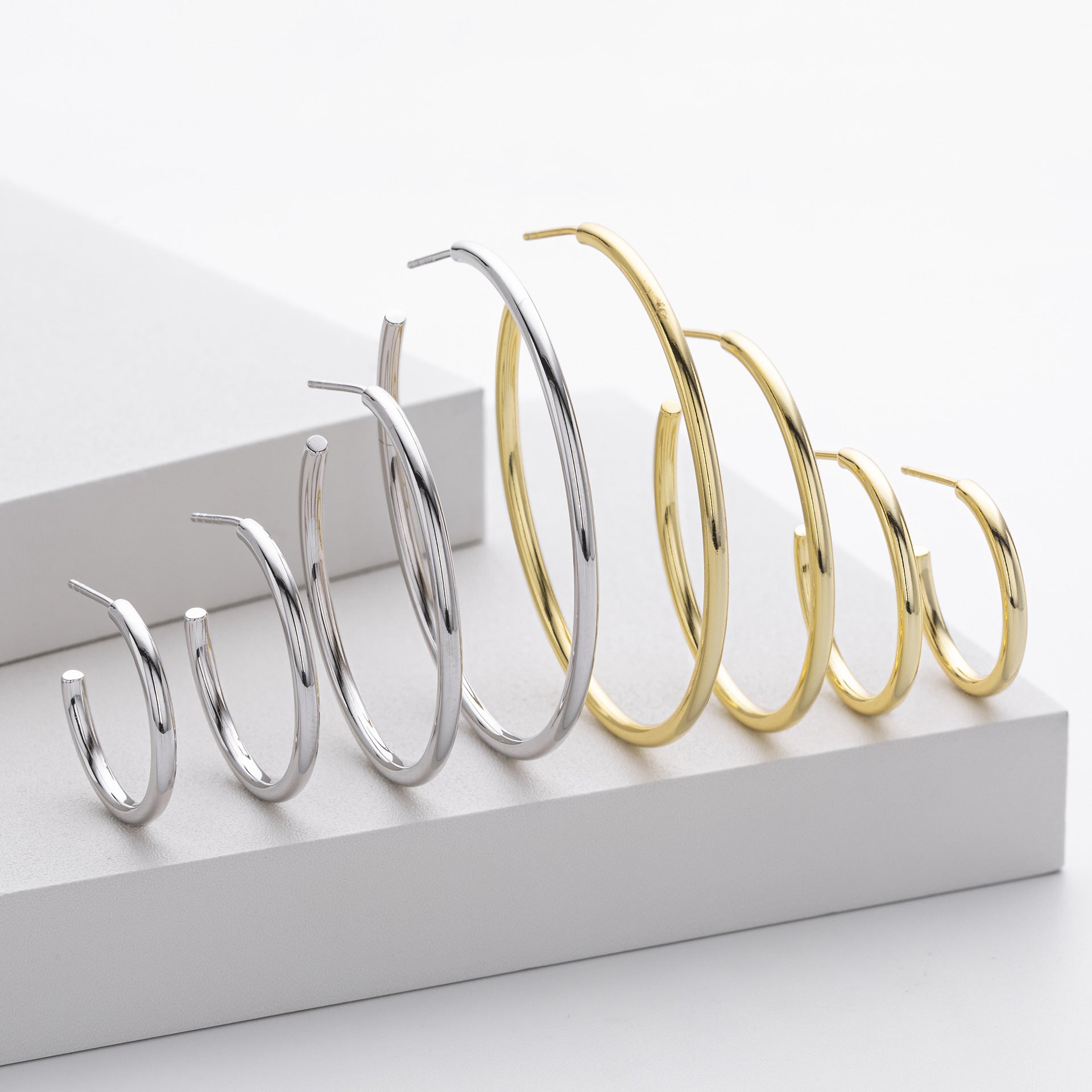 Damen Creolen Ohrstecker aus hochwertigem 925 Sterling Silber mit elegantem, geschwungenem Design Shop Nory