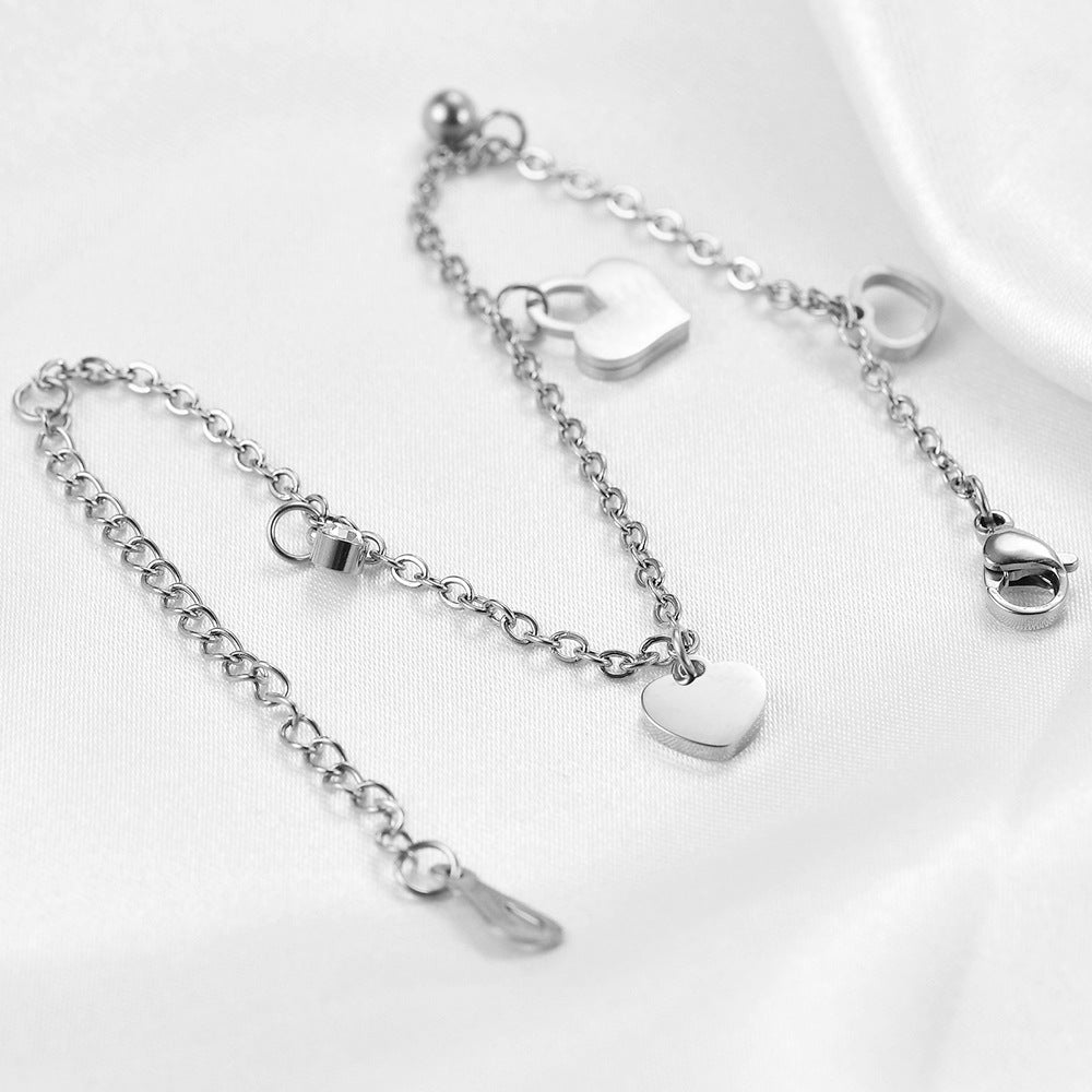 Damen Armband mit herzförmigen Anhängern und funkelnden Zirkonia Shop Nory