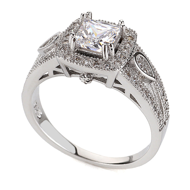 Damen Ring mit funkelndem Zirkonia-Besatz und kunstvollem Design Shop Nory