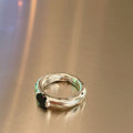 Damenring mit elegantem, geschwungenem Design und facettiertem Stein Shop Nory