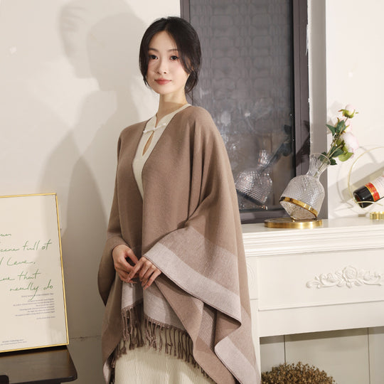 Damen Oversize Capeponcho aus feinem Wollmix mit V‑Ausschnitt, Streifenbordüre und Fransensaum Shop Nory