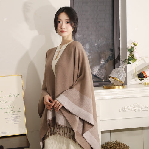Damen Oversize Capeponcho aus feinem Wollmix mit V‑Ausschnitt, Streifenbordüre und Fransensaum Shop Nory