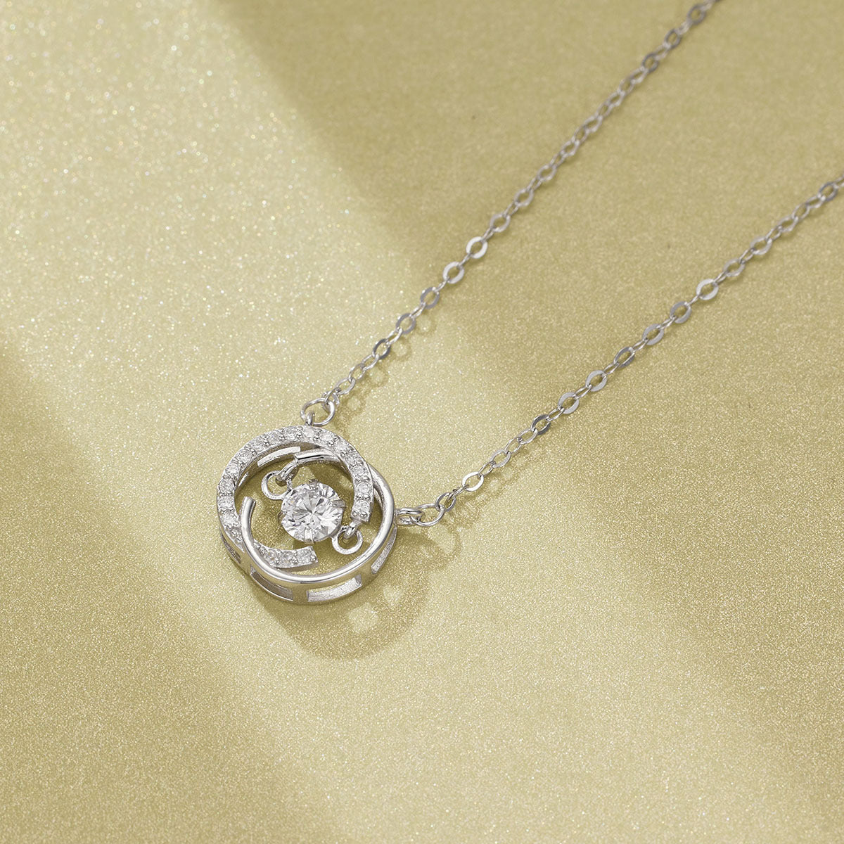 Damen elegante Halskette mit schimmerndem Anhänger und funkelnden Zirkonia Shop Nory