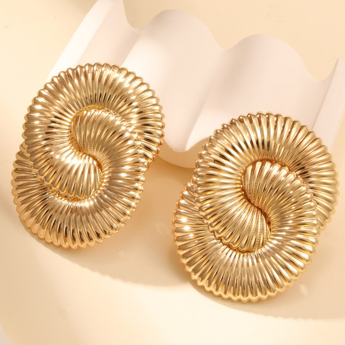 Damen Ohrstecker im geschwungenen Spiraldesign Shop Nory