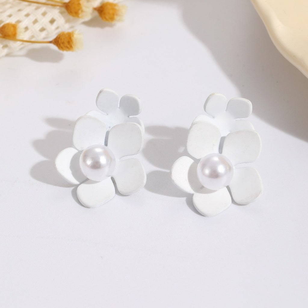Damen Ohrringe mit kunstvollem Blumenmotiv und Perlenakzent Shop Nory