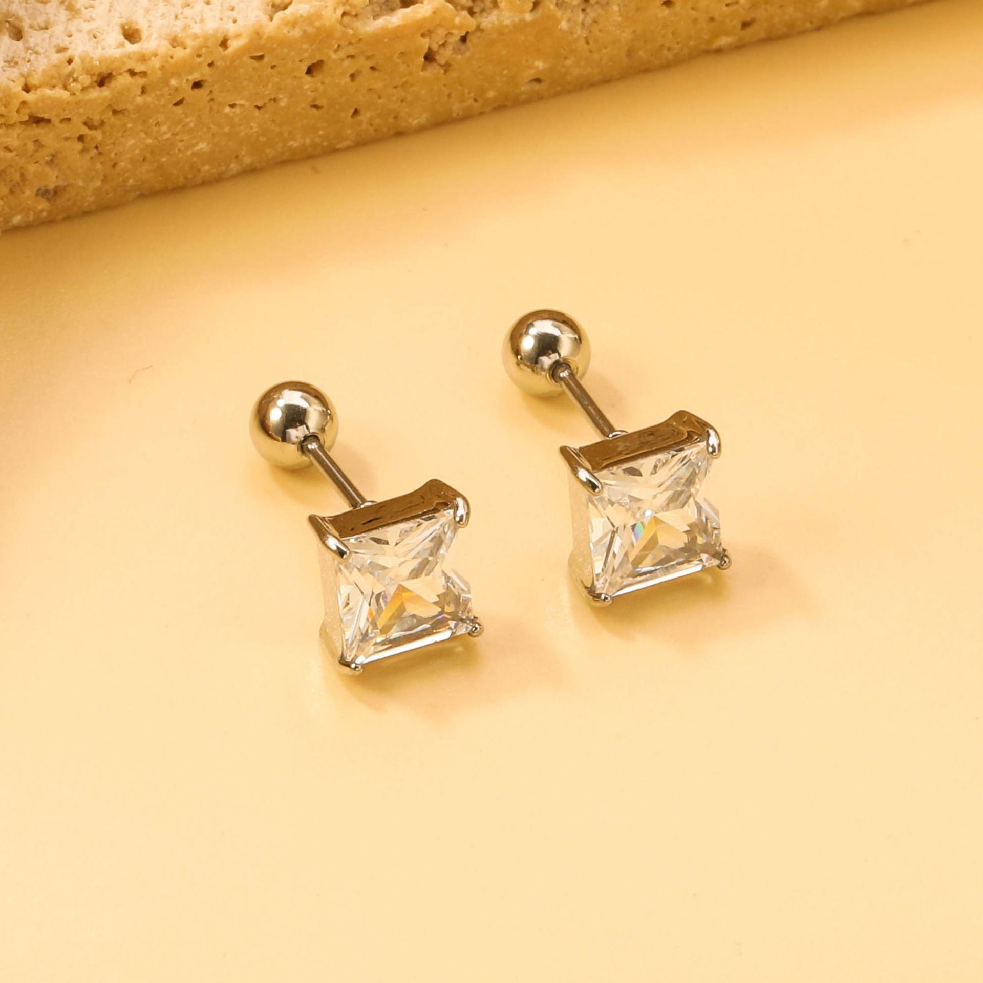 Damen Ohrstecker mit funkelndem Zirkon und elegantem Goldüberzug Shop Nory