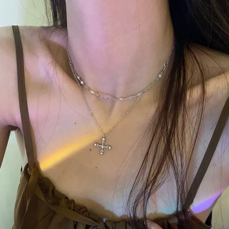 Damen Halskette mit funkelndem Kreuz-Anhänger und stilvollem Design Shop Nory