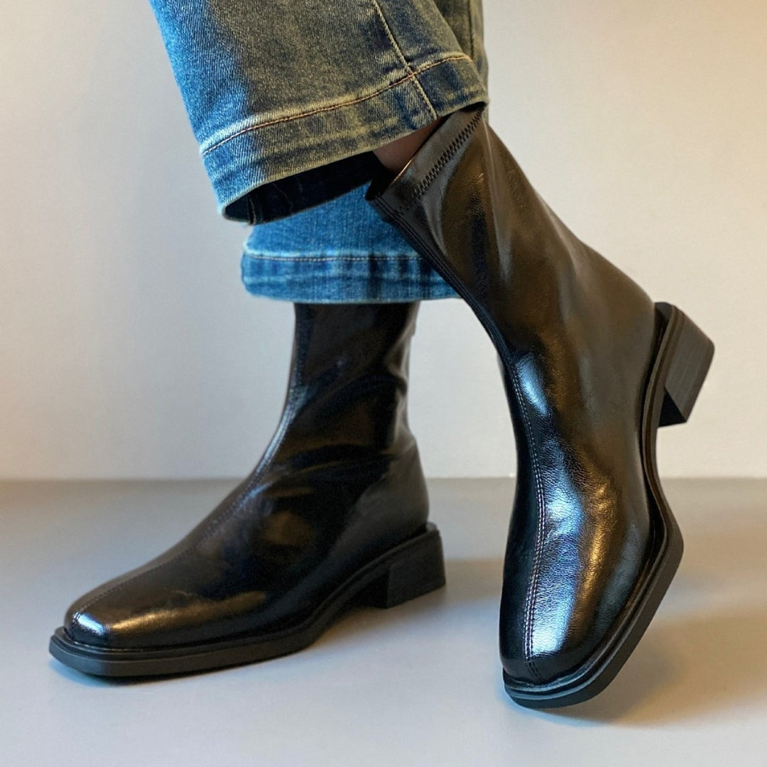 Damen Stiefelette im Reitstiefel‑Look aus softem Glattleder mit quadratischer Kappnaht und gestapeltem Blockabsatz Shop Nory