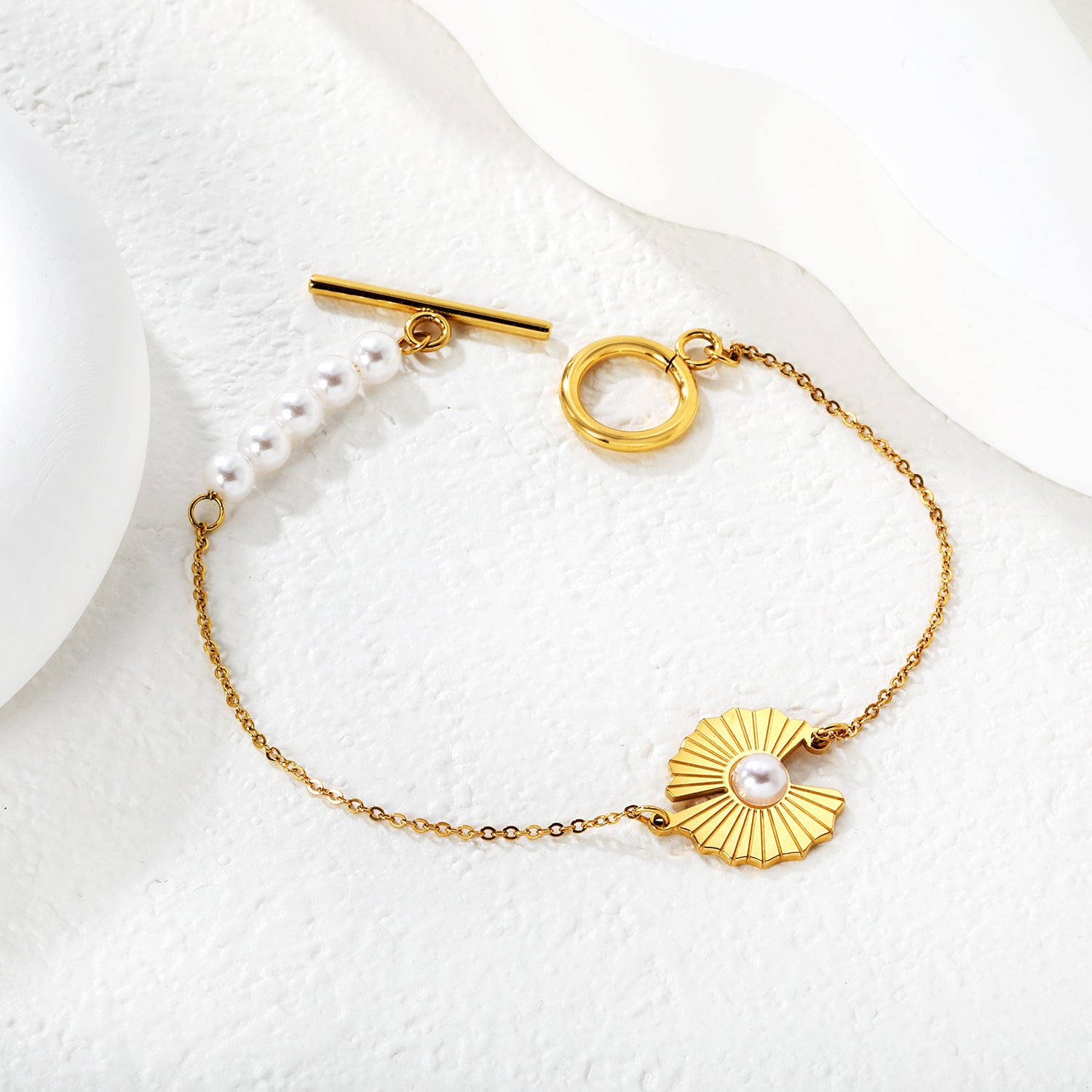Damen Perlenarmband mit kunstvollem Muschel-Design und elegantem Toggleverschluss Shop Nory