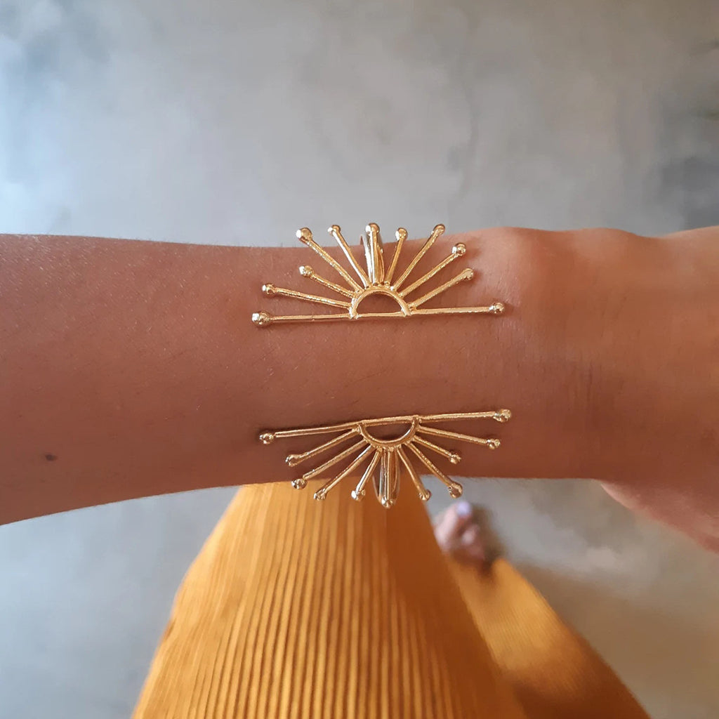 Damen Offenes Armband mit floralen Akzenten und hypoallergener Edelstahlverarbeitung Shop Nory