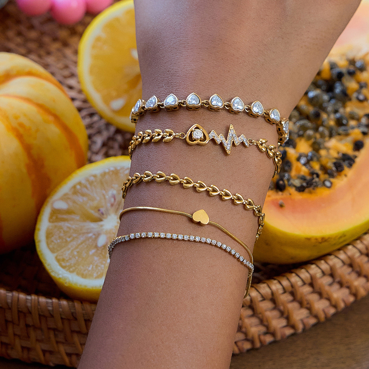 Damen Armband mit herzförmigen Zirkonia-Anhängern aus hypoallergenem Edelstahl Shop Nory