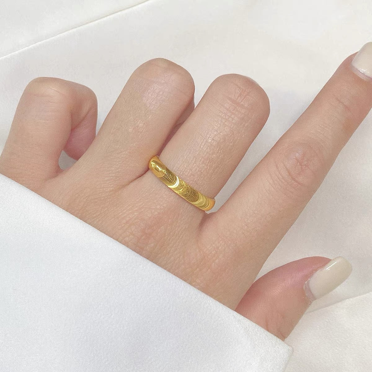 Damen Kunstvoller Ring mit eleganter Linienstruktur Shop Nory