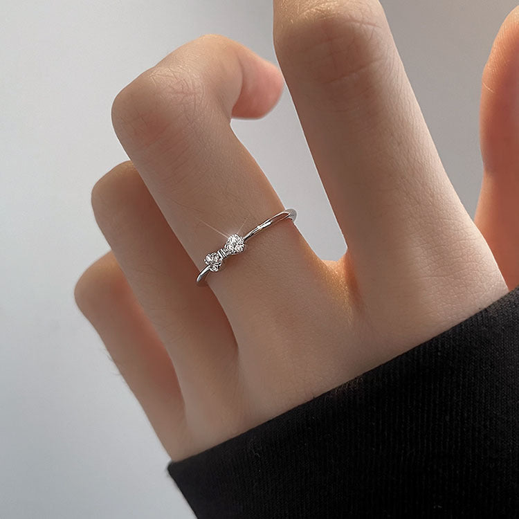 Damen eleganter Ring mit filigranem Design und funkelnden Kristallen Shop Nory