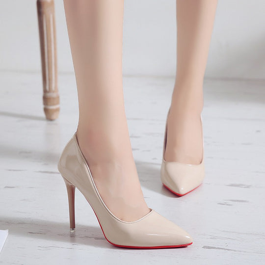 Damen Hochglänzende spitz zulaufende Lackpumps mit schmalem Stilettoabsatz und kontrastsohle Shop Nory