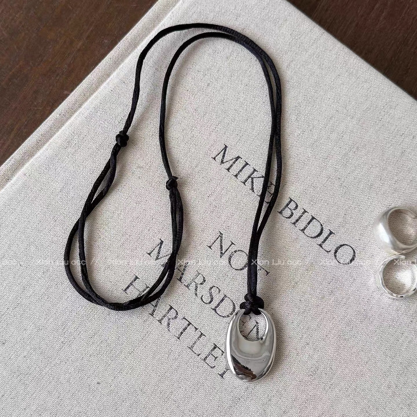 Damen Kette mit elegantem, ovalem Anhänger aus hochwertigem Metall Shop Nory