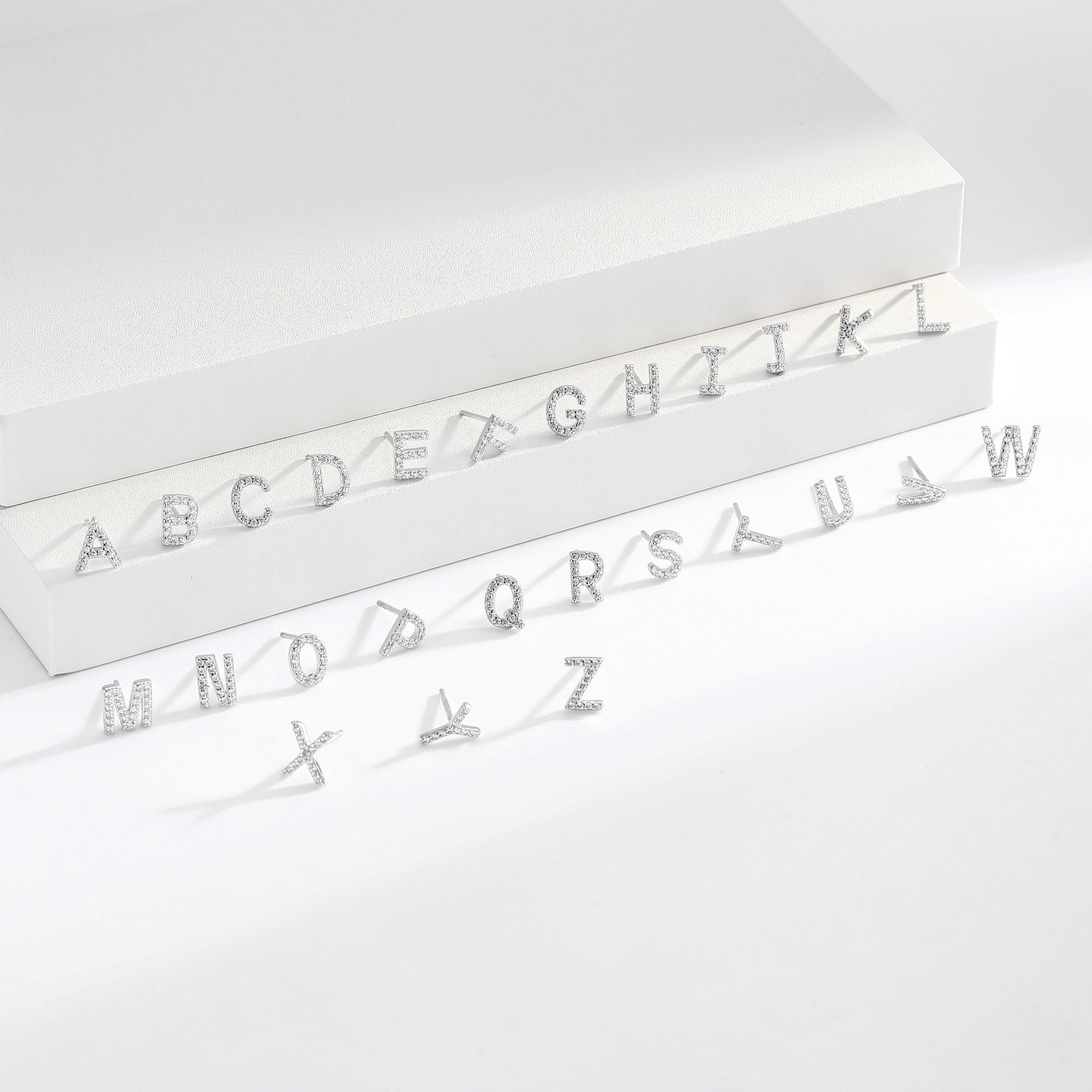 Damen Ohrstecker aus 925 Sterling Silber mit luxuriösem Zirkonbuchstaben R Shop Nory
