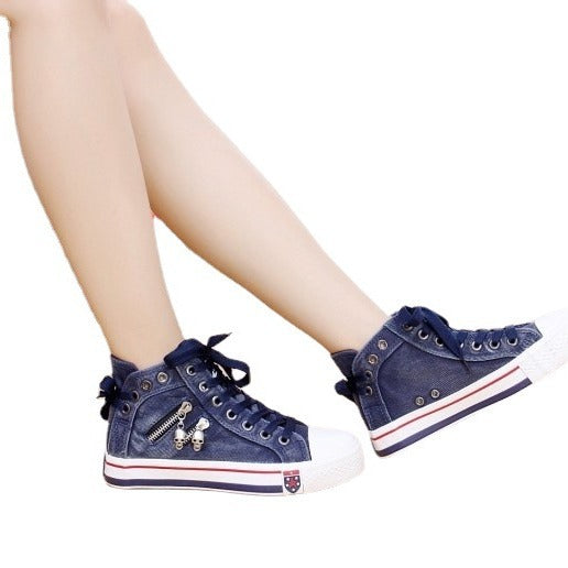 Damen nan hohe Sneaker im Jeanslook mit seitlichem Reißverschluss und dekorativen Anhängern Shop Nory