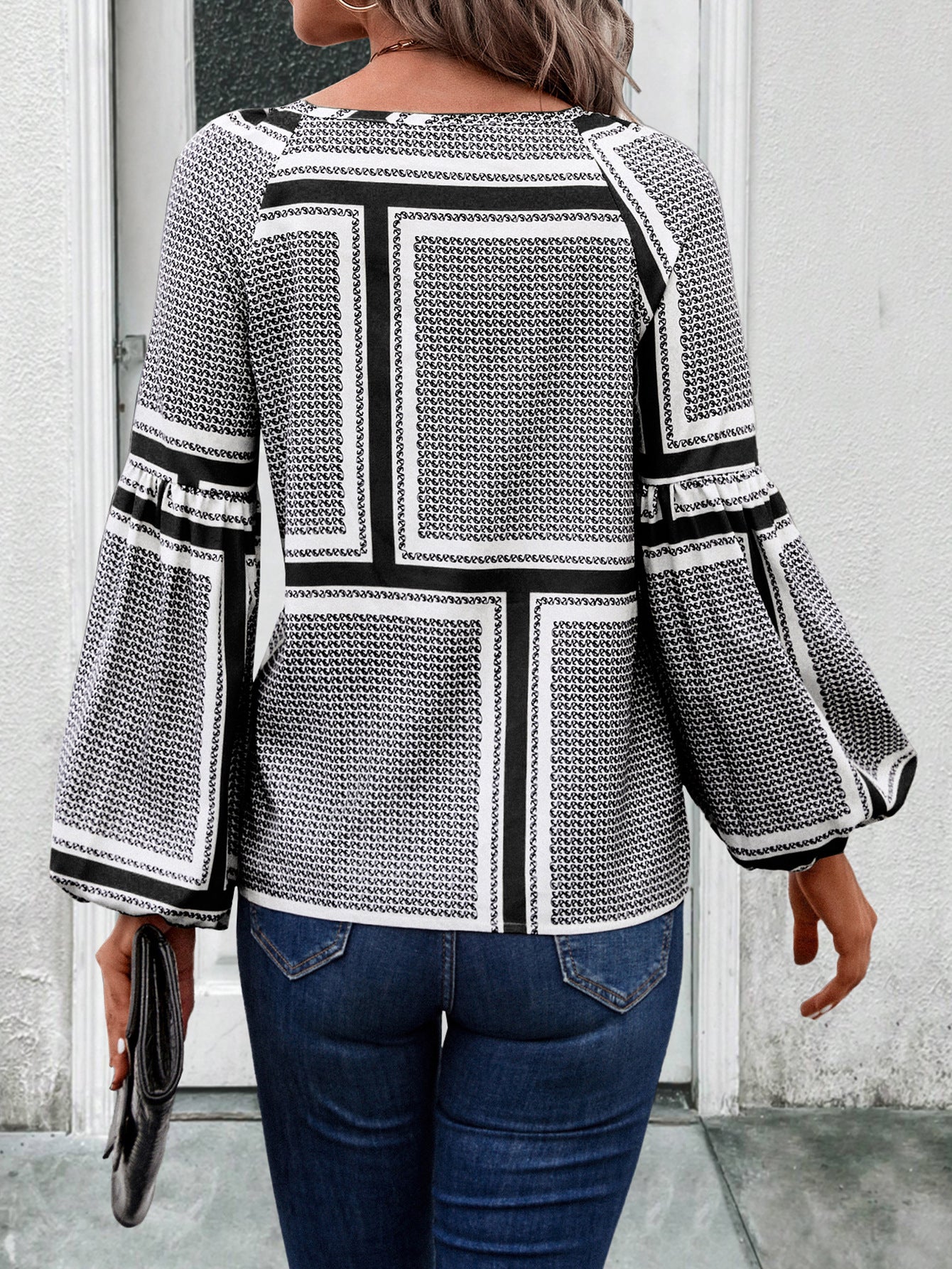 Damen Bluse mit eleganten Rüschendetails und modernem Muster