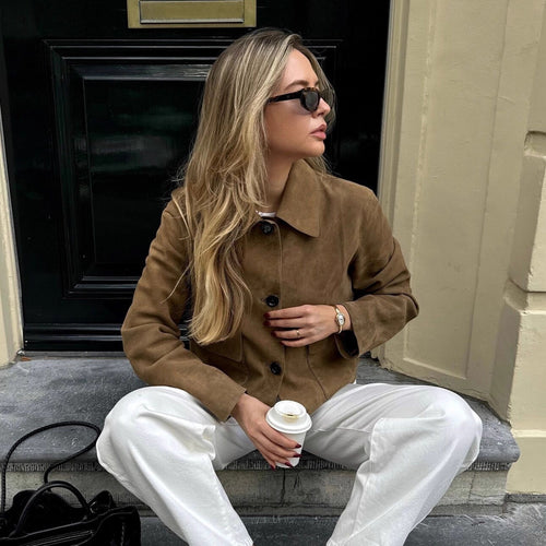 Damen Boxy-Kurzjacke aus Wildlederoptik mit Hemdkragen und aufgesetzten Pattentaschen Shop Nory