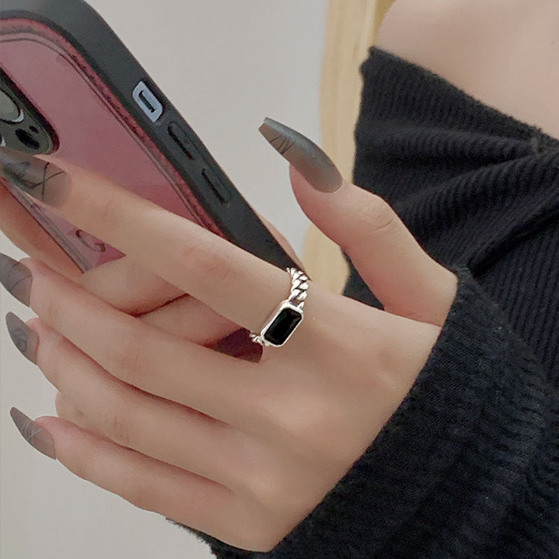 Damen Eleganter Ring mit rechteckigem Onyx und kunstvollem Wickeldesign Shop Nory